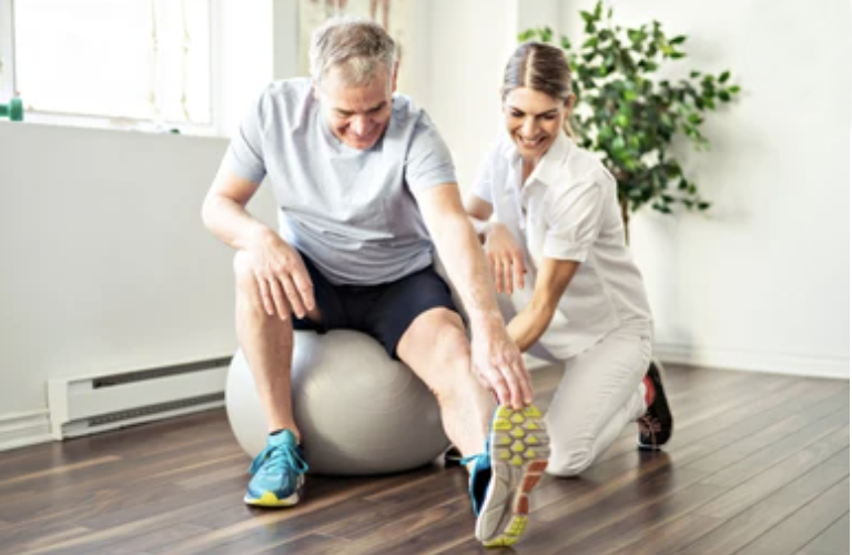 Adulto realizando ejercicios de fisioterapia y PRP